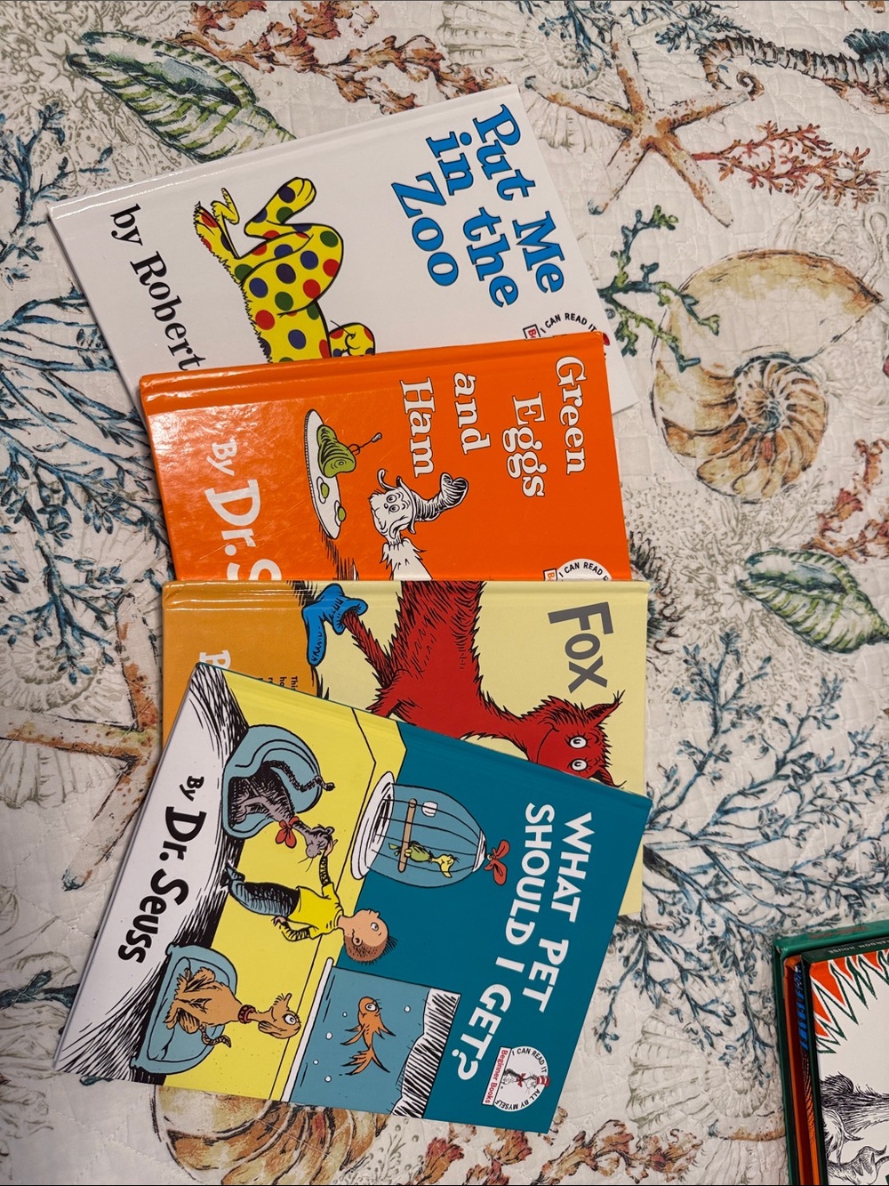 Bundle of 4 Dr. Seuss books.
